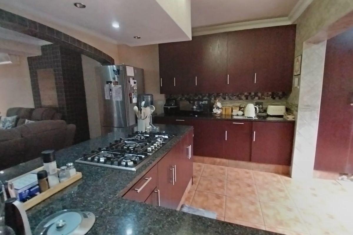 Charming 3-bedroom home in Safari Gardens, Rustenburg—perfect for family living and ready for you! - Photo 4