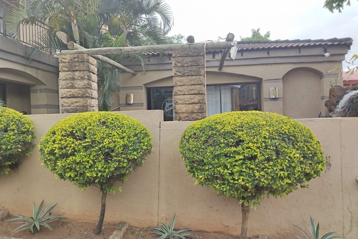Charming 3-bedroom home in Safari Gardens, Rustenburg—perfect for family living and ready for you! - Photo 2