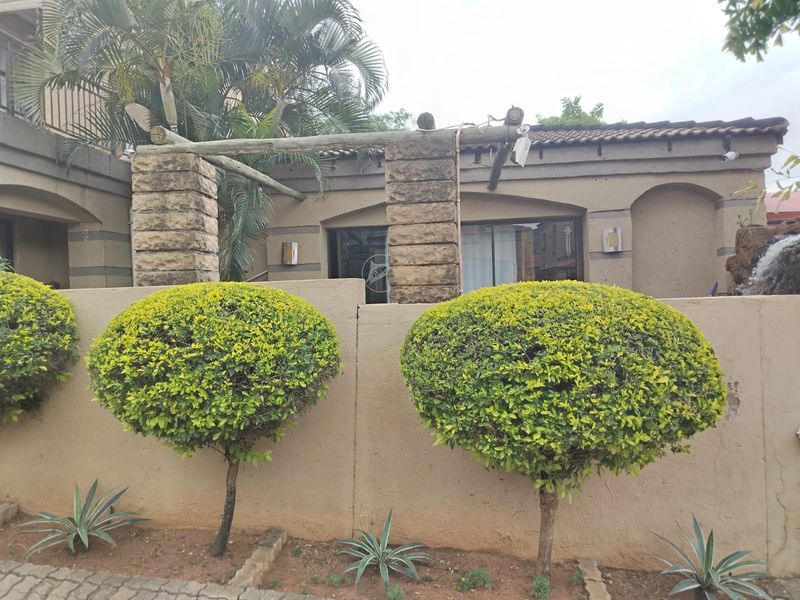 Charming 3-bedroom home in Safari Gardens, Rustenburg—perfect for family living and ready for you! - Photo 2