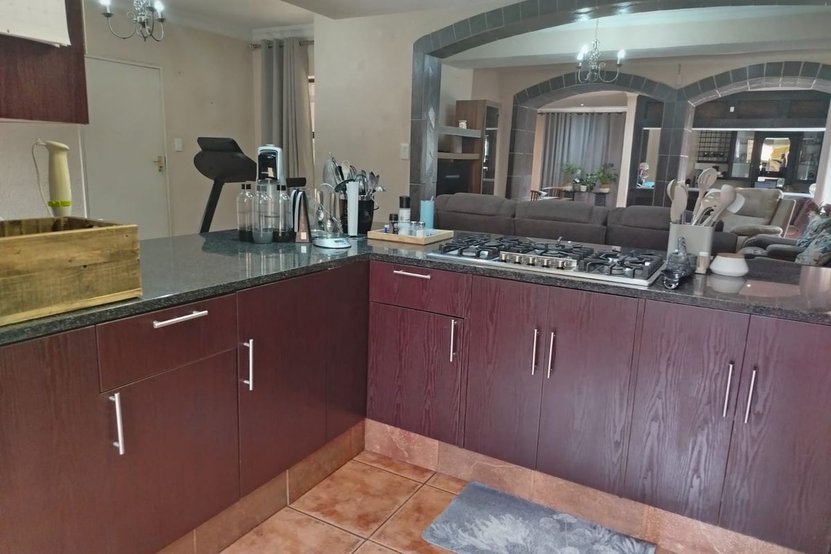 Charming 3-bedroom home in Safari Gardens, Rustenburg—perfect for family living and ready for you! - Photo 5