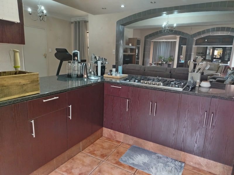 Charming 3-bedroom home in Safari Gardens, Rustenburg—perfect for family living and ready for you! - Photo 5
