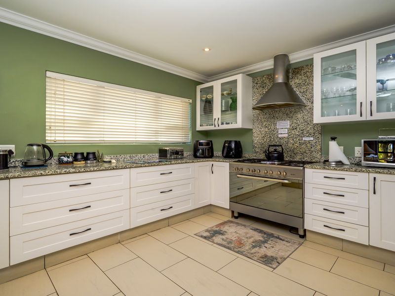 Furnished Coastal Luxury Retreat with ocean view - Photo 10