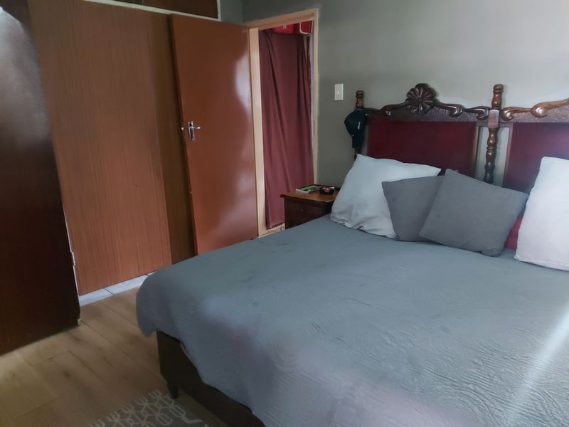 NEW INVESTORS HOME IN OOSEINDE, RUSTENBURG, FOR SALE - Photo 4