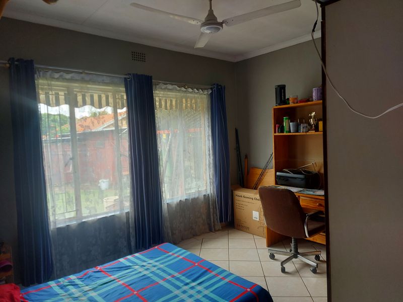 NEW INVESTORS HOME IN OOSEINDE, RUSTENBURG, FOR SALE - Photo 10