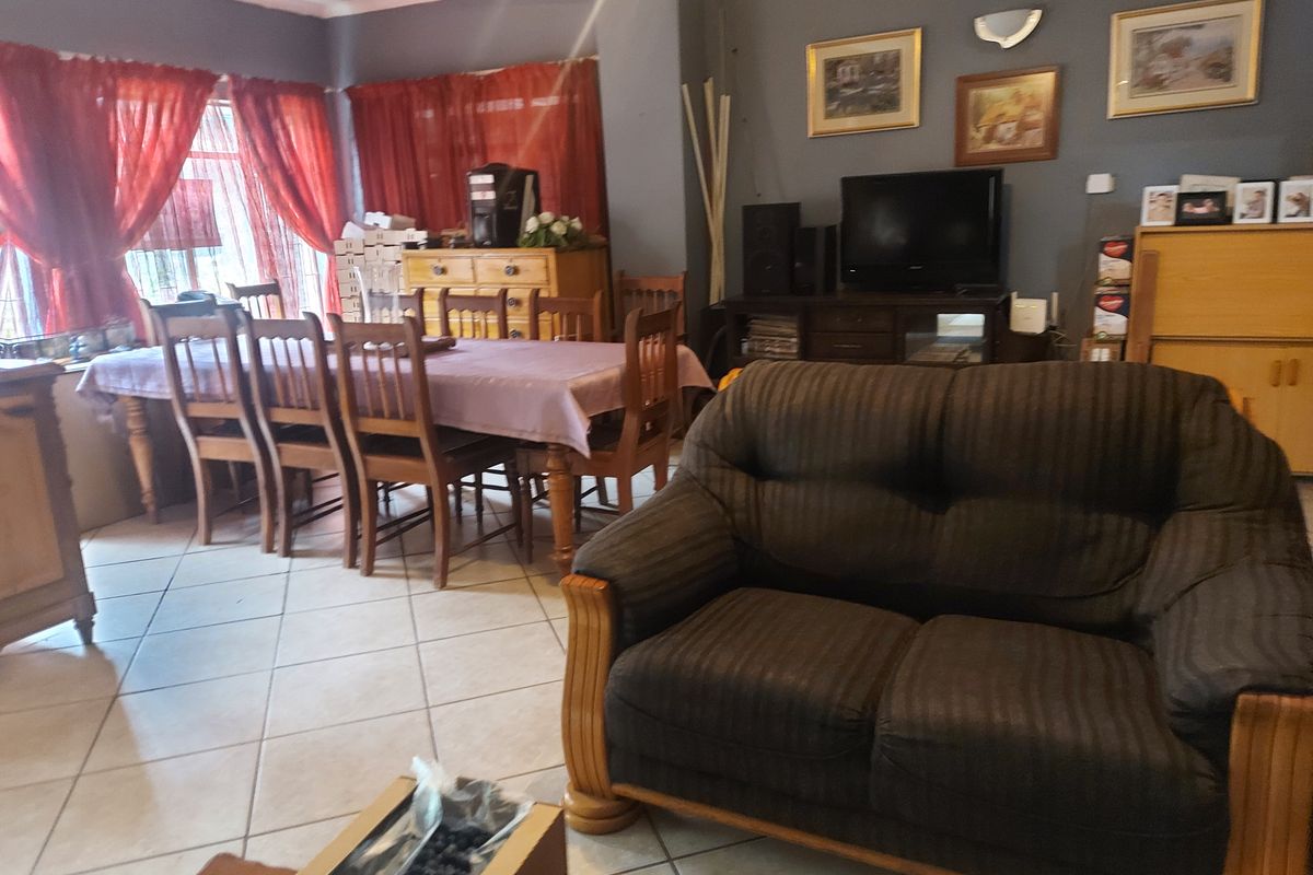 NEW INVESTORS HOME IN OOSEINDE, RUSTENBURG, FOR SALE - Photo 2