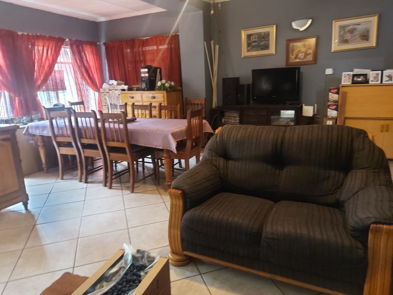 NEW INVESTORS HOME IN OOSEINDE, RUSTENBURG, FOR SALE - Photo 2