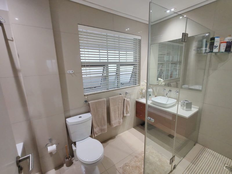 Stunning air bnb Beachfront Apartment with Private Balcony... views for days!!! - Photo 6