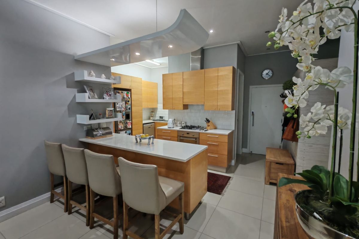 Stunning air bnb Beachfront Apartment with Private Balcony... views for days!!! - Photo 3