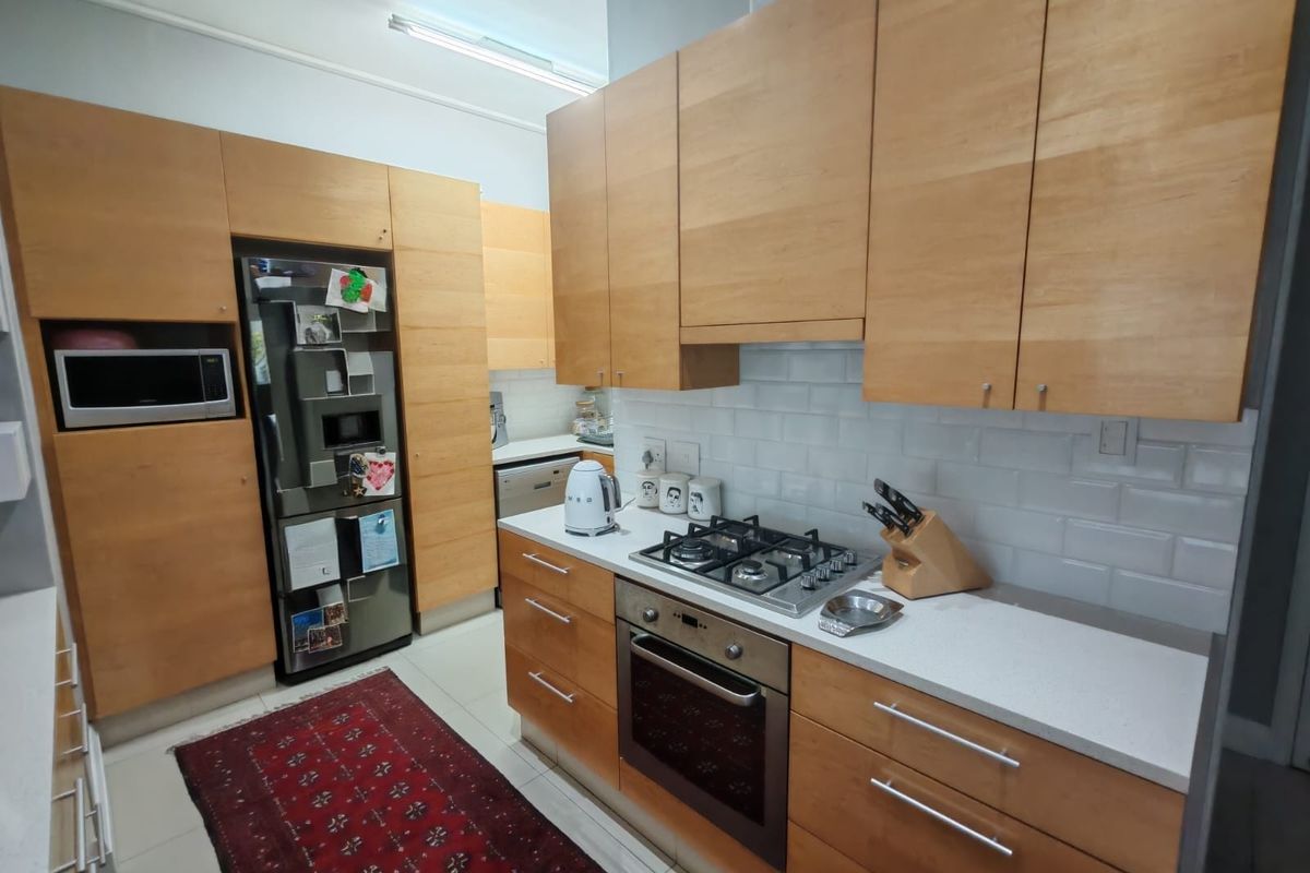 Stunning air bnb Beachfront Apartment with Private Balcony... views for days!!! - Photo 5