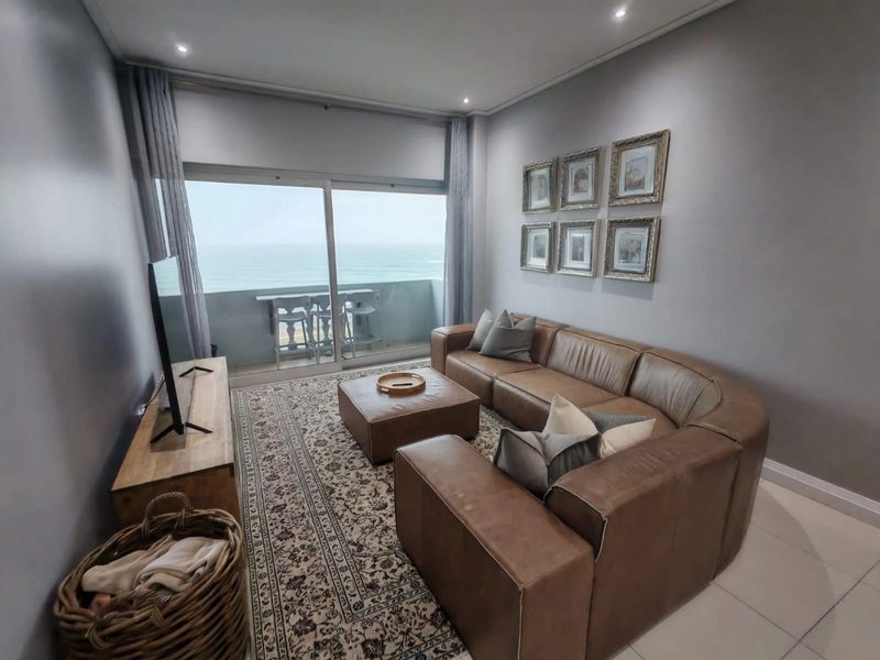 Stunning air bnb Beachfront Apartment with Private Balcony... views for days!!! - Photo 2