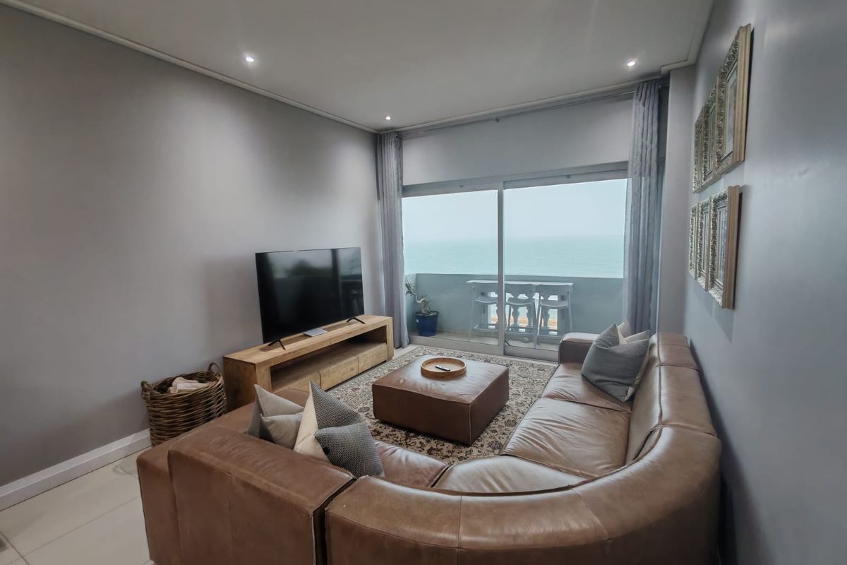 Stunning air bnb Beachfront Apartment with Private Balcony... views for days!!! - Photo 2