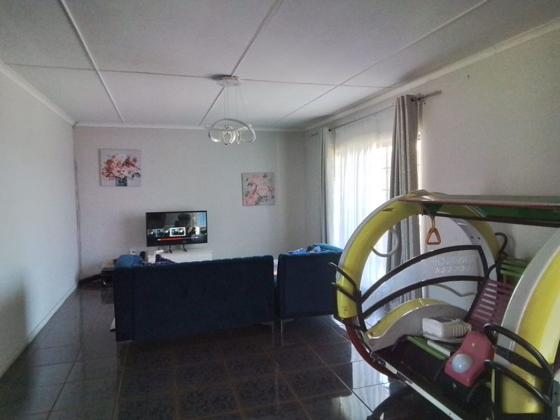 Freehold For Sale In East London - Photo 4