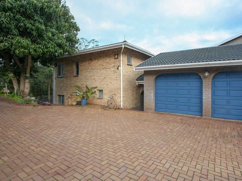 Experience spacious coastal living surrounded by exceptional wildlife in this impressive Family home - Photo 1