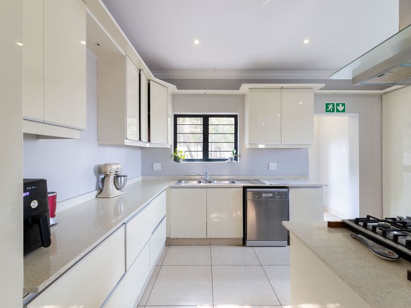 Seaviews, Security, Space & Serenity! - Photo 10