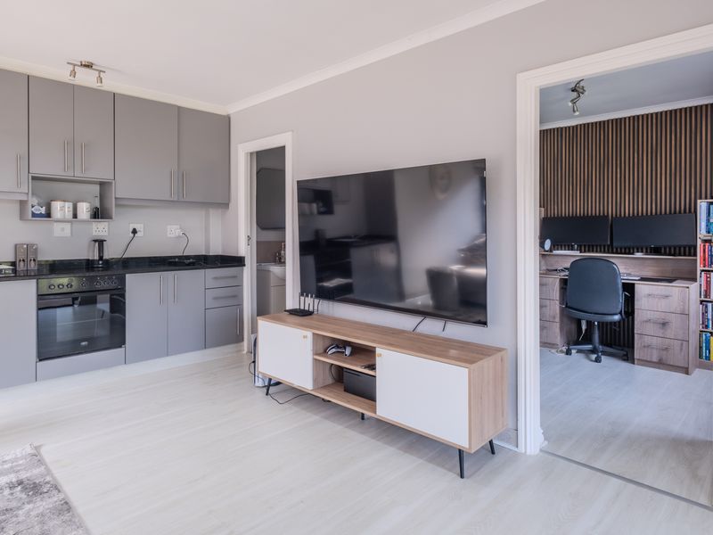 Seaviews, Security, Space & Serenity! - Photo 8