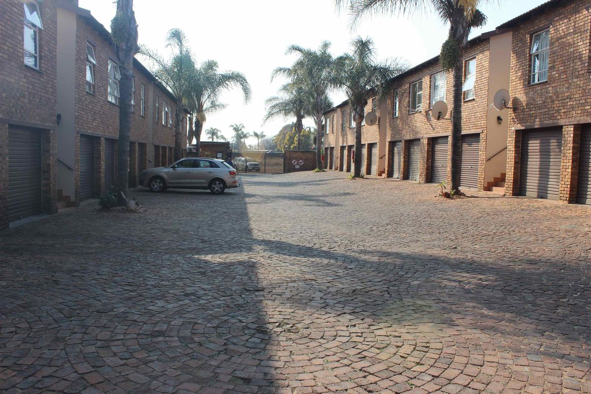 Beautiful 2 Bedroom duplex Townhouse in Glen Marais - Photo 2