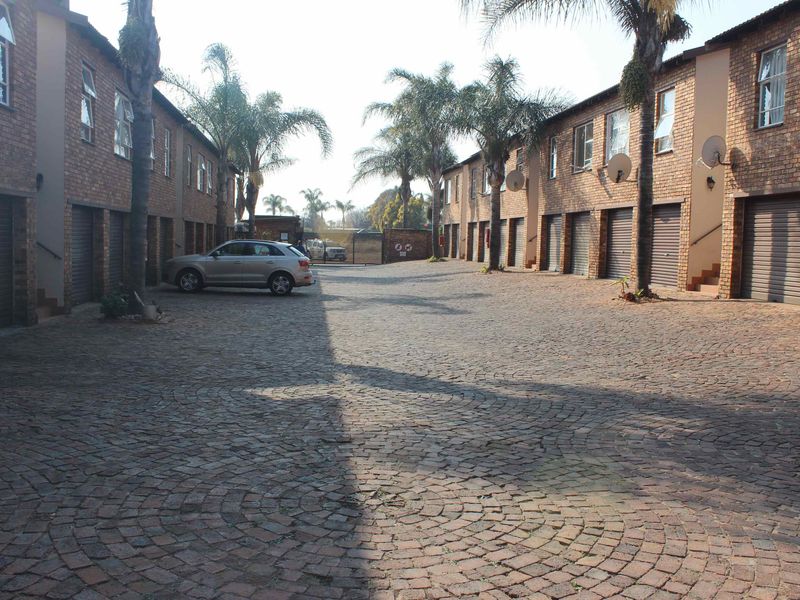 Beautiful 2 Bedroom duplex Townhouse in Glen Marais - Photo 2