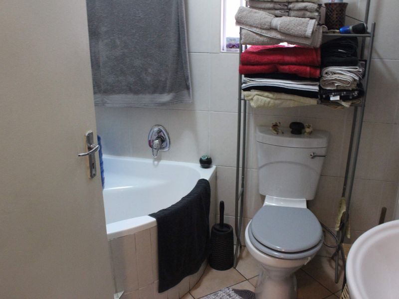 Beautiful 2 Bedroom duplex Townhouse in Glen Marais - Photo 7