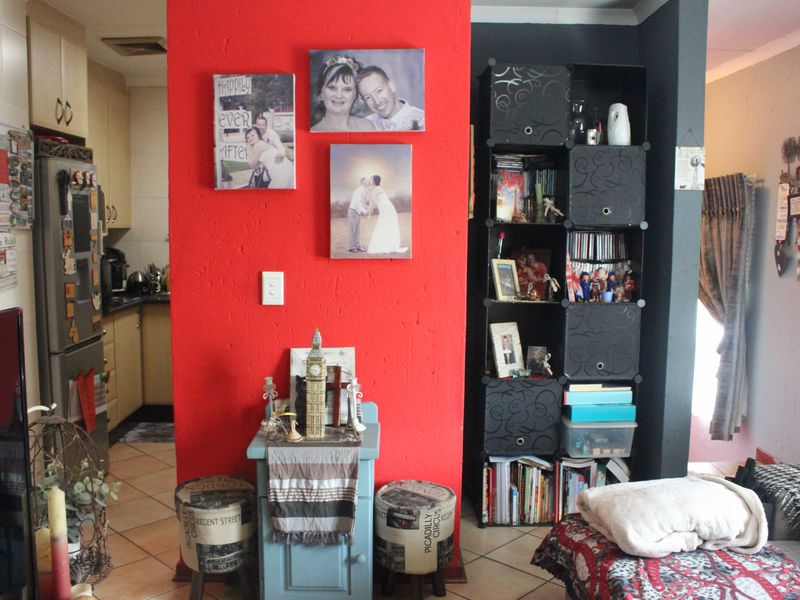 Beautiful 2 Bedroom duplex Townhouse in Glen Marais - Photo 4