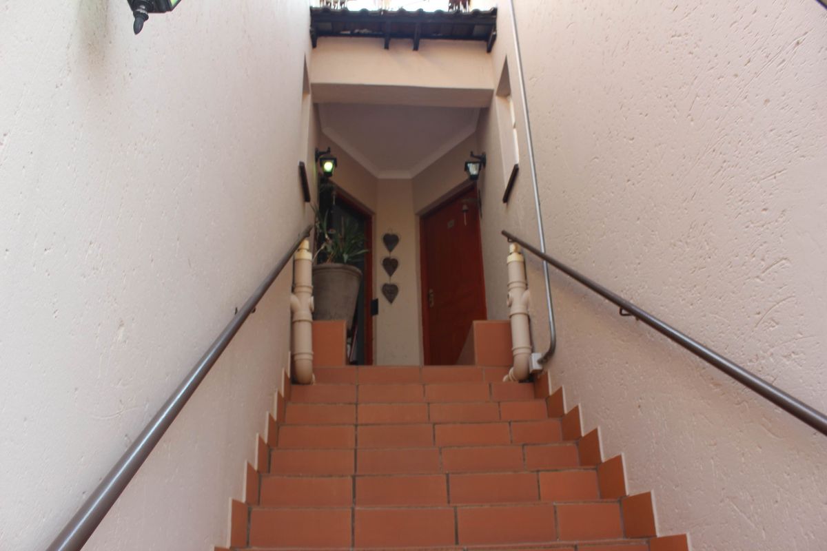 Beautiful 2 Bedroom duplex Townhouse in Glen Marais - Photo 3