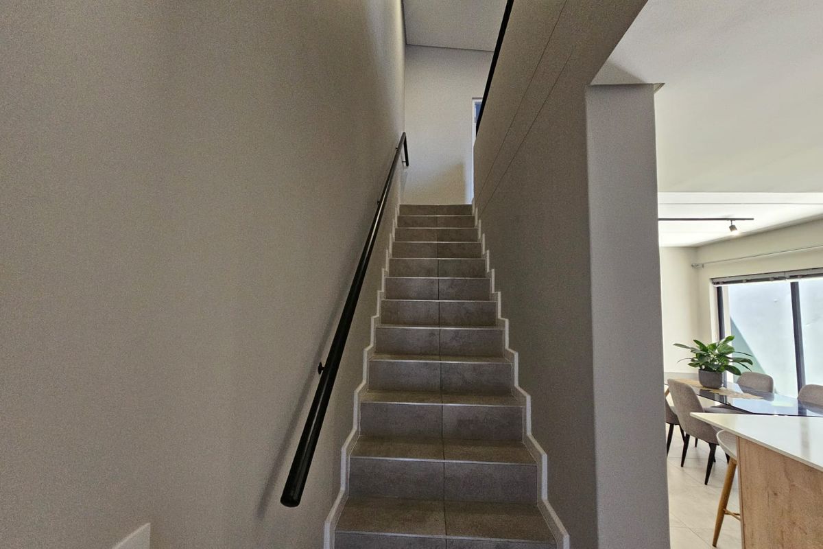 Stunning 3-bedroom duplex  – modern living with style and convenience awaits you - Photo 5