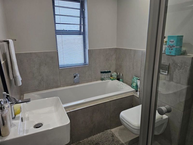 Stunning 3-bedroom duplex  – modern living with style and convenience awaits you - Photo 8