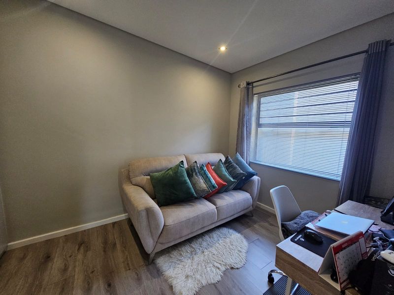 Stunning 3-bedroom duplex  – modern living with style and convenience awaits you - Photo 6