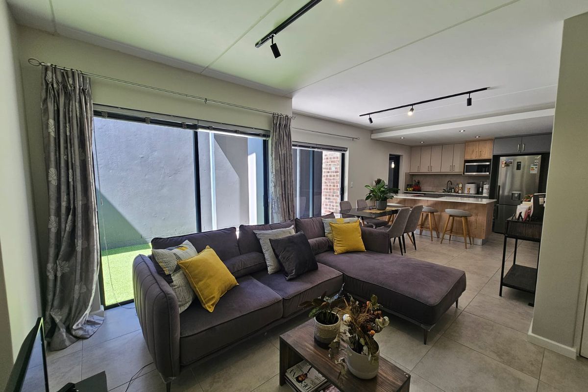 Stunning 3-bedroom duplex  – modern living with style and convenience awaits you - Photo 3