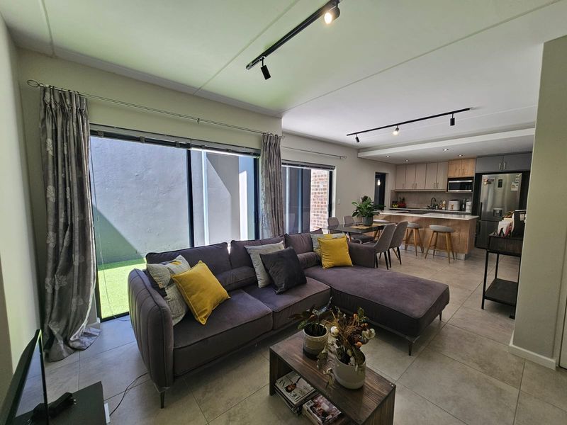 Stunning 3-bedroom duplex  – modern living with style and convenience awaits you - Photo 3