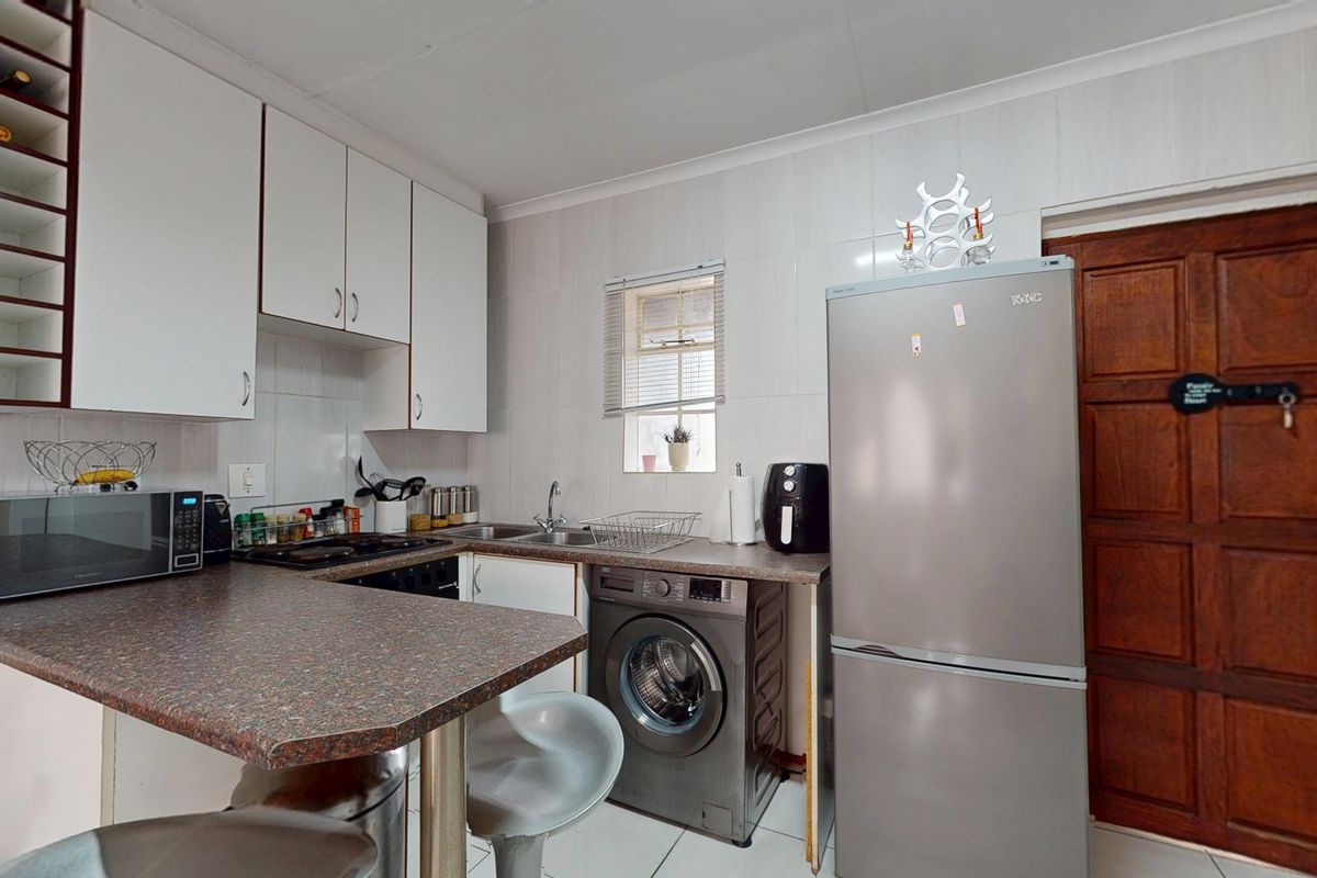 Modern, Light-Filled Living at Waldorf – Ravenswood’s Best Value - Photo 4