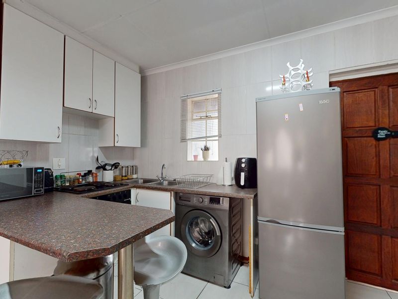 Modern, Light-Filled Living at Waldorf – Ravenswood’s Best Value - Photo 4