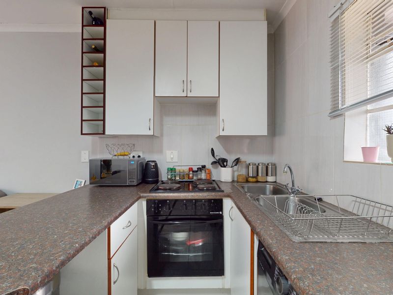 Modern, Light-Filled Living at Waldorf – Ravenswood’s Best Value - Photo 5