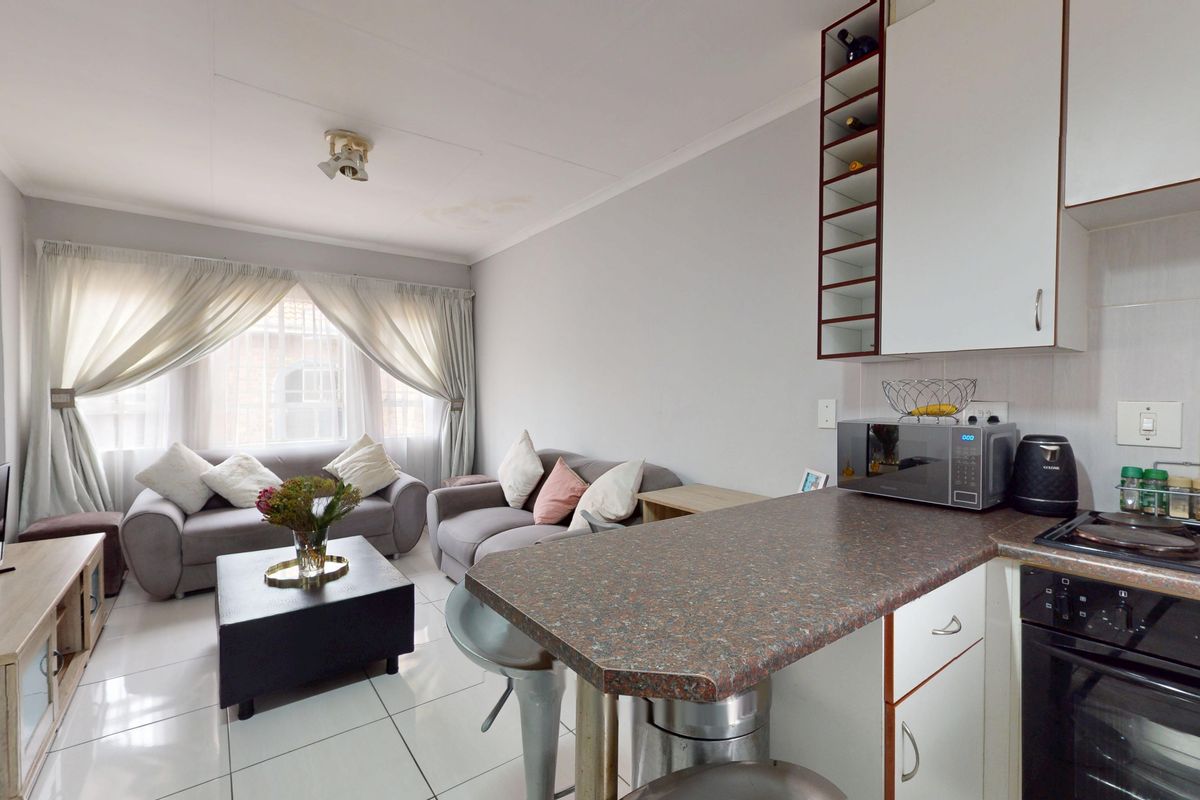 Modern, Light-Filled Living at Waldorf – Ravenswood’s Best Value - Photo 2