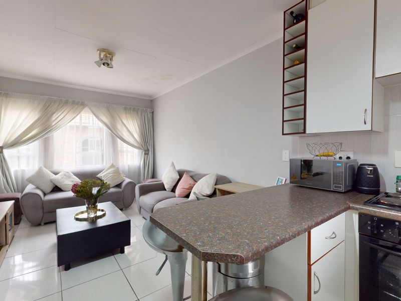 Modern, Light-Filled Living at Waldorf – Ravenswood’s Best Value - Photo 2