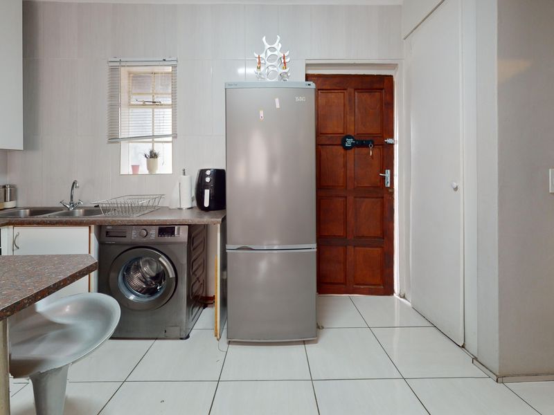 Modern, Light-Filled Living at Waldorf – Ravenswood’s Best Value - Photo 7