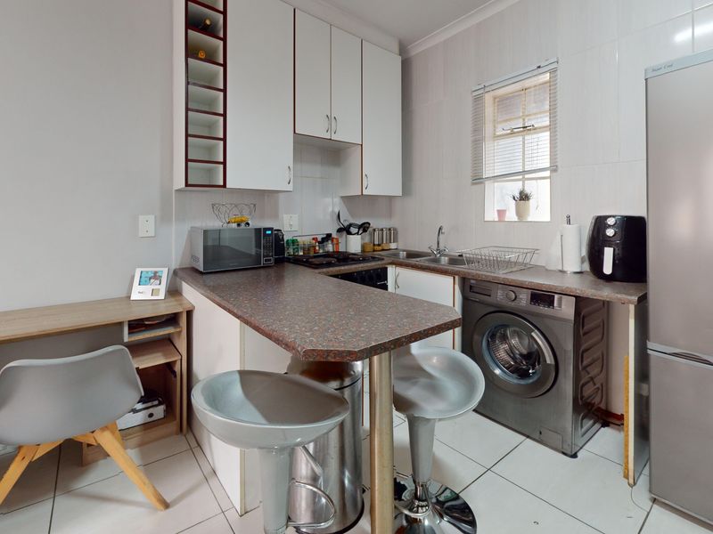 Modern, Light-Filled Living at Waldorf – Ravenswood’s Best Value - Photo 6