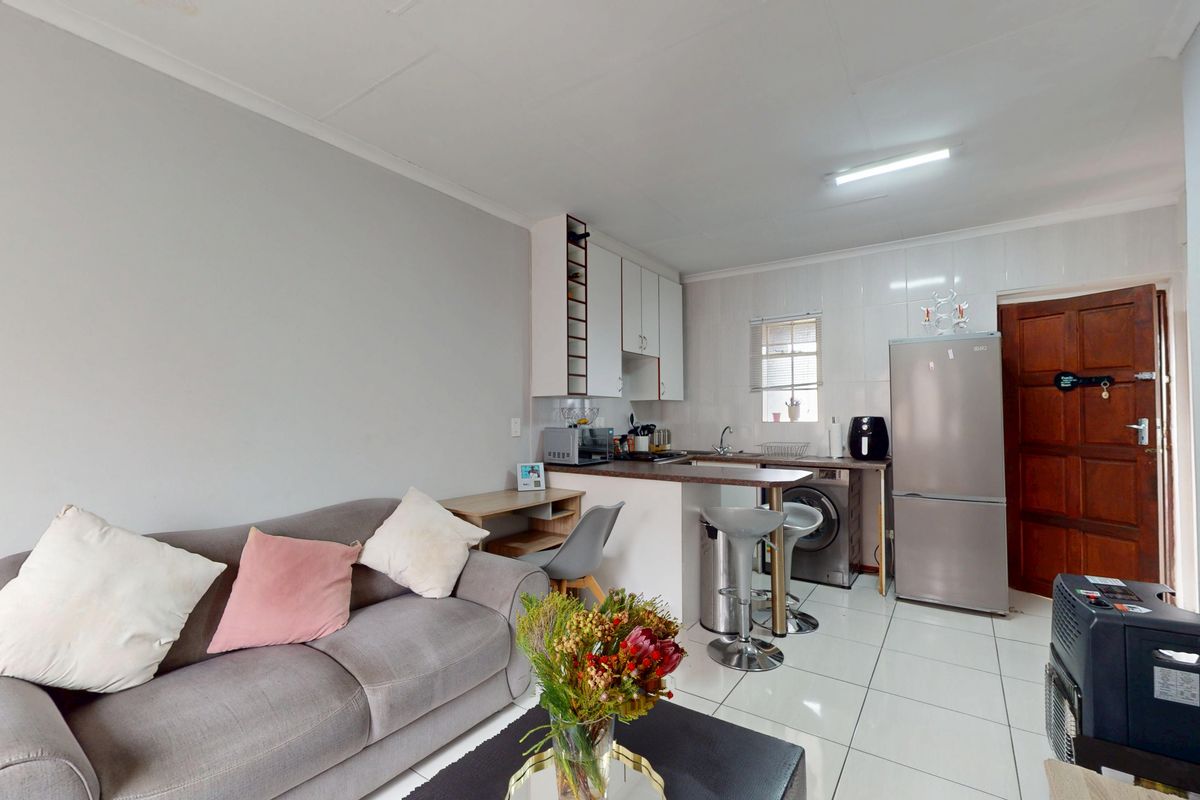 Modern, Light-Filled Living at Waldorf – Ravenswood’s Best Value - Photo 3