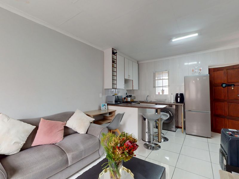 Modern, Light-Filled Living at Waldorf – Ravenswood’s Best Value - Photo 3