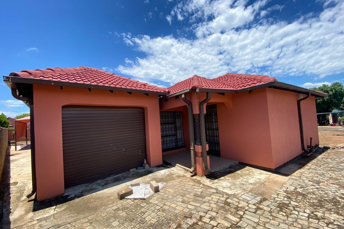 Come home to comfort, space, and community! - Photo 2