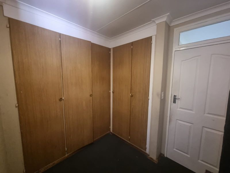 3-Bedroom Home with Bachelor Flat and Large Yard in Secunda - Photo 4