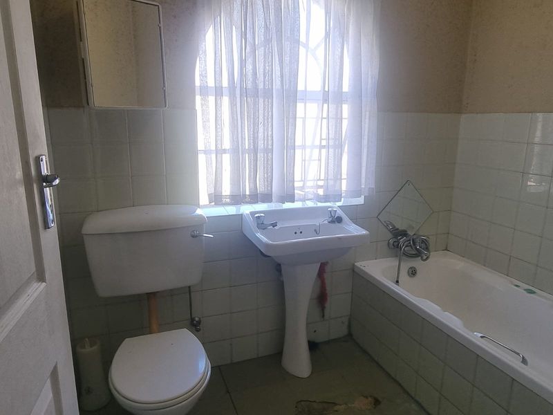3-Bedroom Home with Bachelor Flat and Large Yard in Secunda - Photo 6