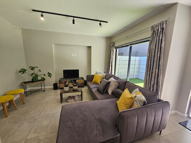 Stunning 3-bedroom duplex  – modern living with style and convenience awaits you - Photo 5