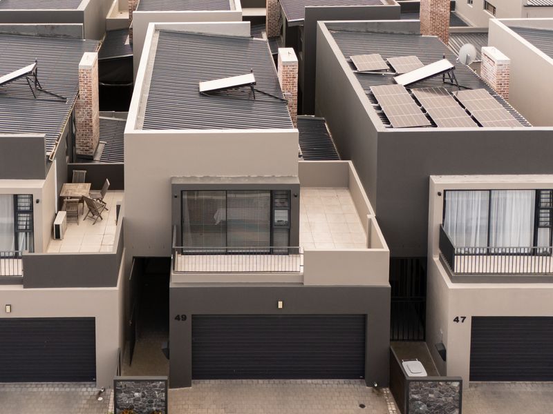 Stunning 3-bedroom duplex  – modern living with style and convenience awaits you - Photo 2