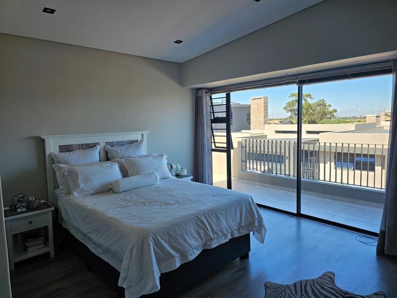 Stunning 3-bedroom duplex  – modern living with style and convenience awaits you - Photo 10