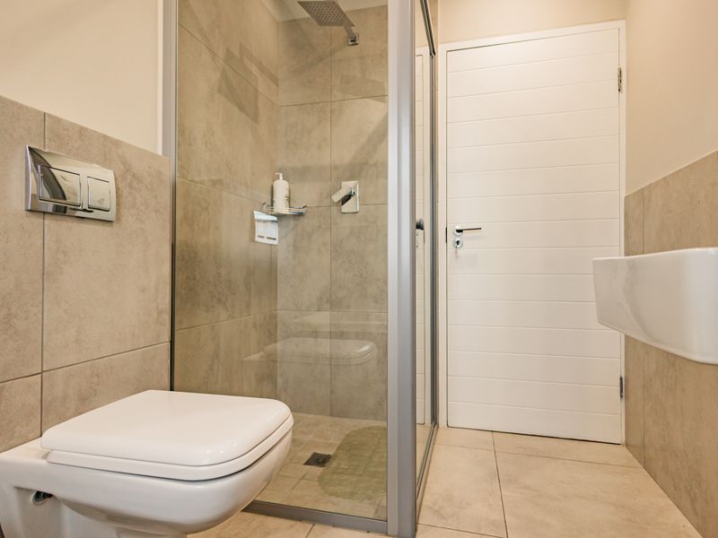 Stunning 3-bedroom duplex  – modern living with style and convenience awaits you - Photo 8