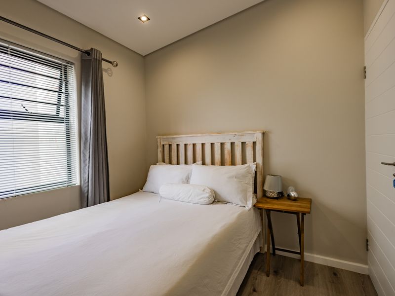 Stunning 3-bedroom duplex  – modern living with style and convenience awaits you - Photo 7