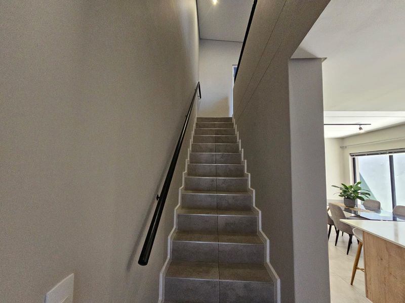 Stunning 3-bedroom duplex  – modern living with style and convenience awaits you - Photo 6