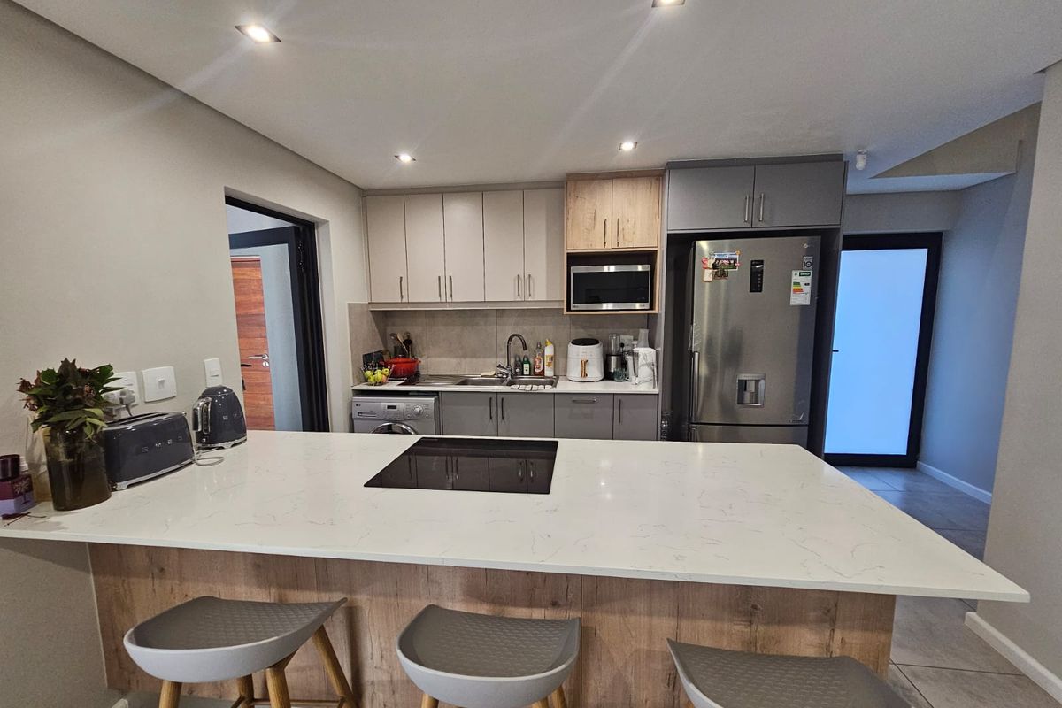 Stunning 3-bedroom duplex  – modern living with style and convenience awaits you - Photo 3