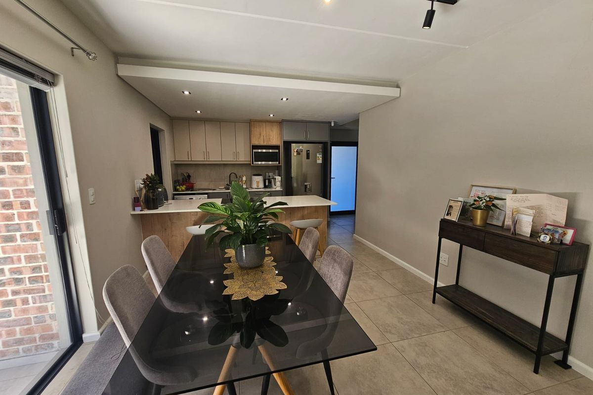 Stunning 3-bedroom duplex  – modern living with style and convenience awaits you - Photo 4