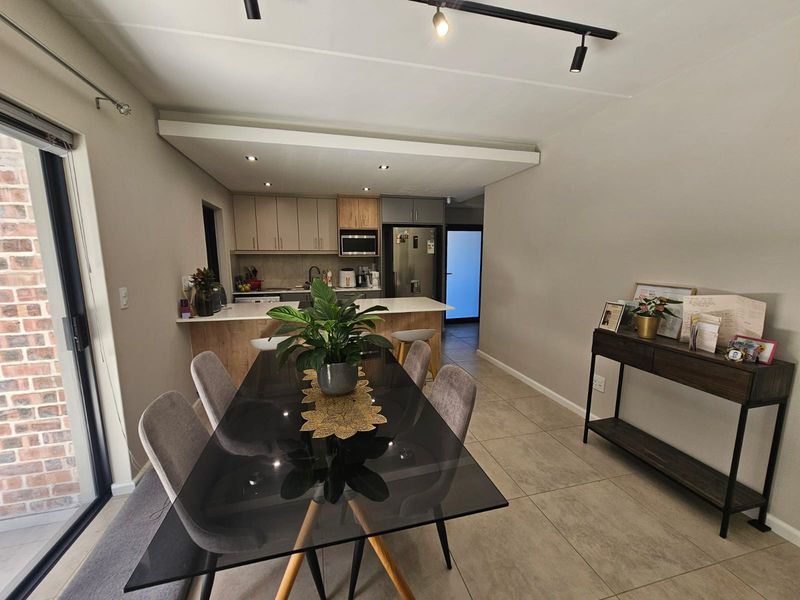 Stunning 3-bedroom duplex  – modern living with style and convenience awaits you - Photo 4